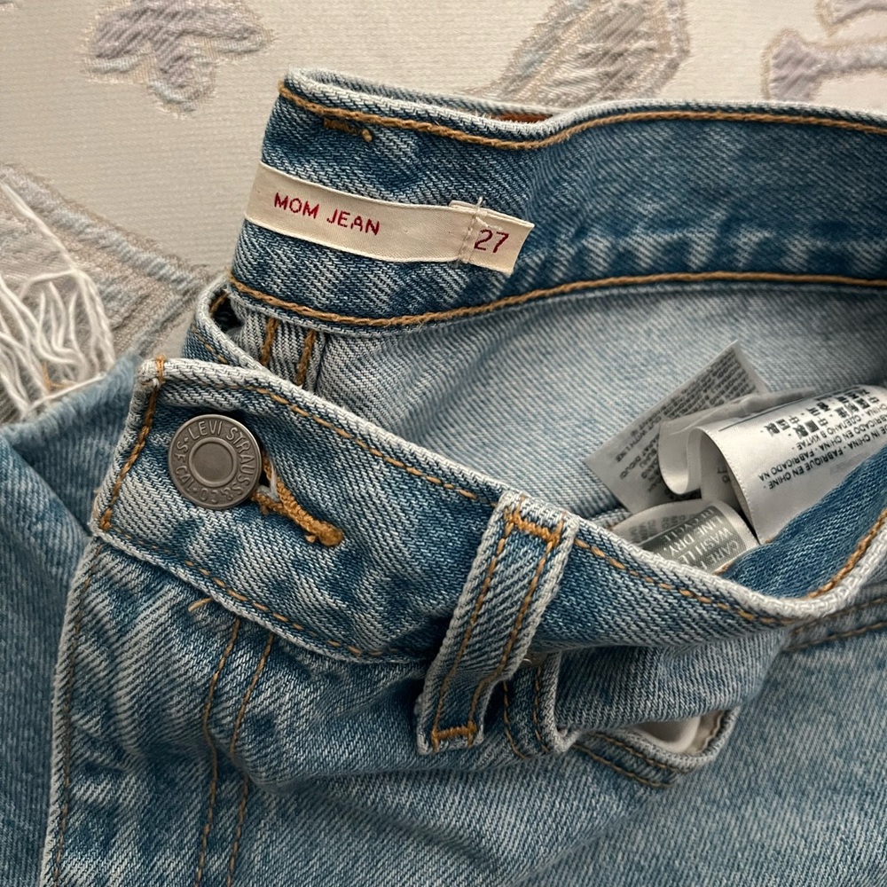 Levi’s Mom Jeans light blue color size 27